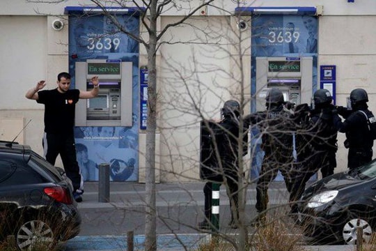 Kẻ bắt cóc con tin tại bưu điện Pháp đã đầu hàng