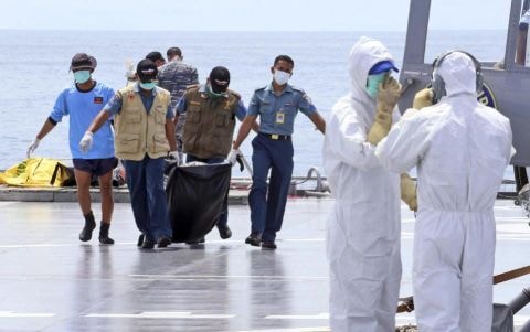 Các thợ lặn lần đầu tiên vào được bên trong thân máy bay QZ8501