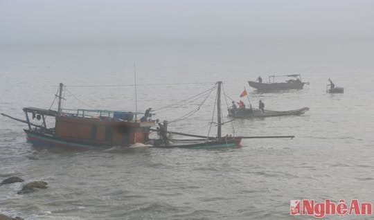 Tàu cá va vào đá ngầm, 8 ngư dân thoát nạn