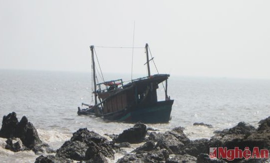 Tàu cá bị va vào đá ngầm khó lai dắt vào bờ