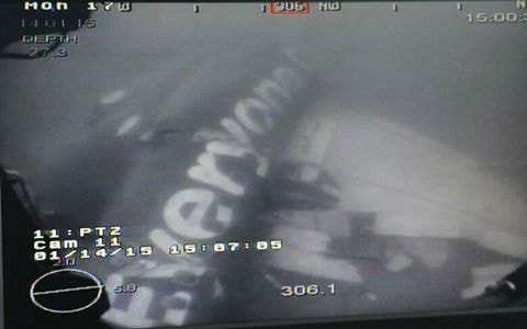 Nỗ lực nâng phần thân máy bay QZ8501 lại thất bại