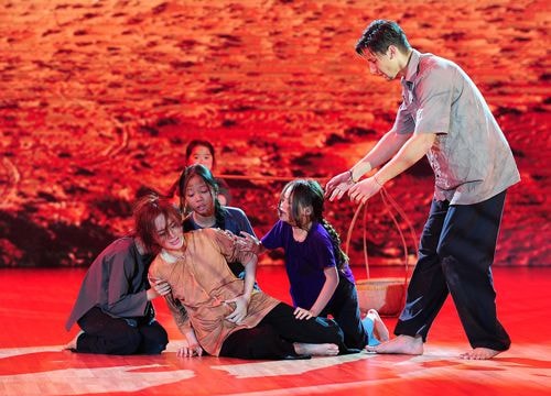 Angela Phương Trinh gây ấn tượng khi hóa thành bà mẹ lam lũ