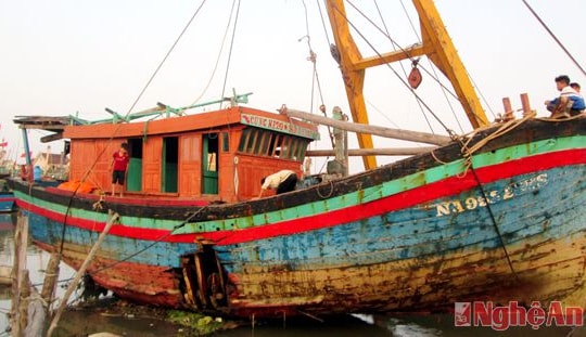 Trục vớt thành công tàu cá va vào đá ngầm