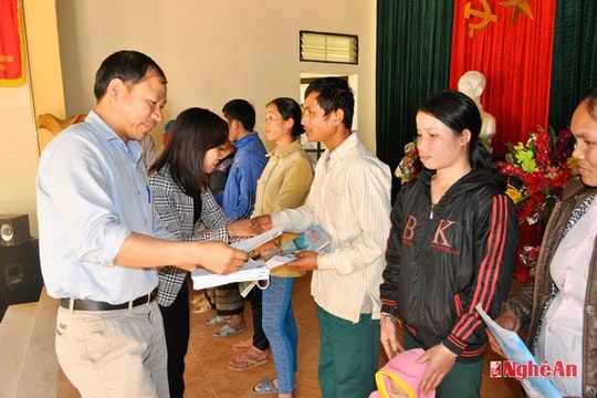 Tặng quà Tết cho hộ nghèo xã Hạnh Dịch và Thông Thụ (Quế Phong)