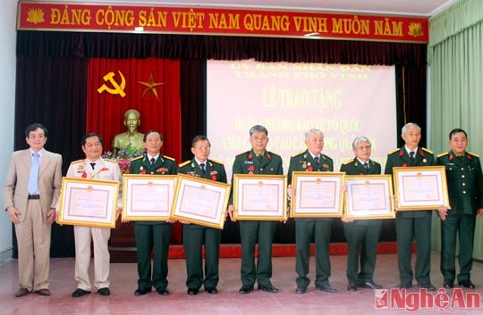 Trao Huân chương Bảo vệ Tổ quốc cho 22 cán bộ Quân đội nghỉ hưu