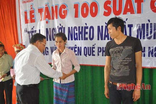 Công ty CP Trung Đô tặng quà cho hộ nghèo xã Đồng Văn (Quế Phong)