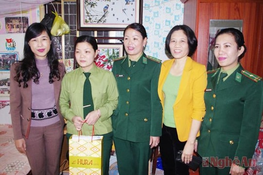 Hội LHPN tỉnh tặng quà hội viên phụ nữ BĐBP có hoàn cảnh khó khăn