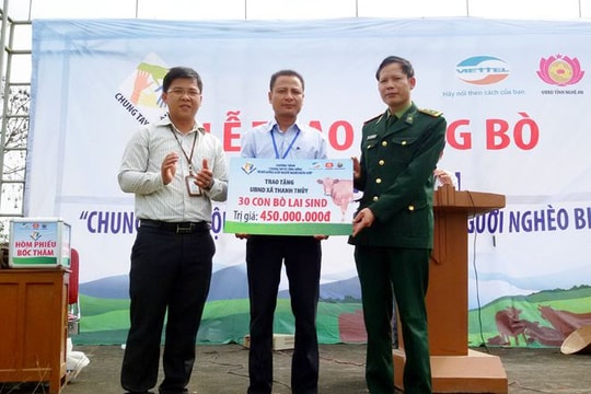 Tặng 30 con bò cho các hộ nghèo xã Thanh Thuỷ