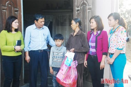 Tặng quà Tết hộ nghèo ở Thành phố Vinh