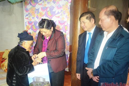 Phó Chủ tịch Quốc hội Tòng Thị Phóng thăm, tặng quà tại Con Cuông