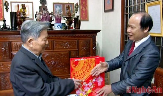 Hưng Nguyên: Tặng quà cán bộ tiền khởi nghĩa và đảng viên cao tuổi