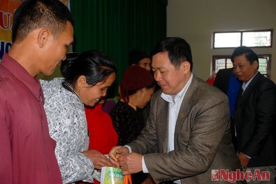 Tặng quà tết cho đồng bào tái định cư  ở xã Thanh Sơn, Ngọc Lâm
