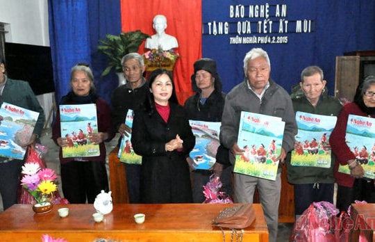 Báo Nghệ An tặng quà Tết gia đình chính sách, hộ nghèo xã Quỳnh Nghĩa