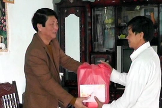 Nghĩa Đàn: Thăm tặng quà Tết gia đình chính sách