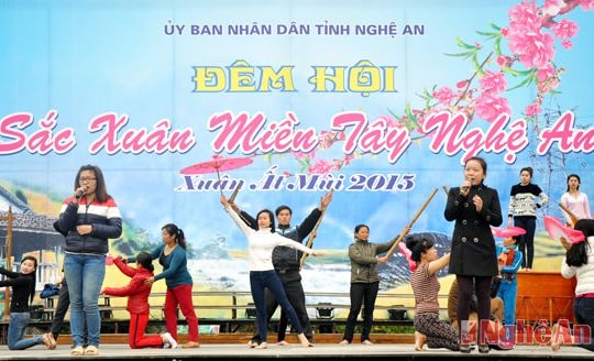 Chuẩn bị chương trình đêm hội "Sắc xuân miền tây"