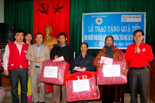 Hội Chữ thập đỏ tỉnh tặng quà tết hộ nghèo và học sinh vượt khó