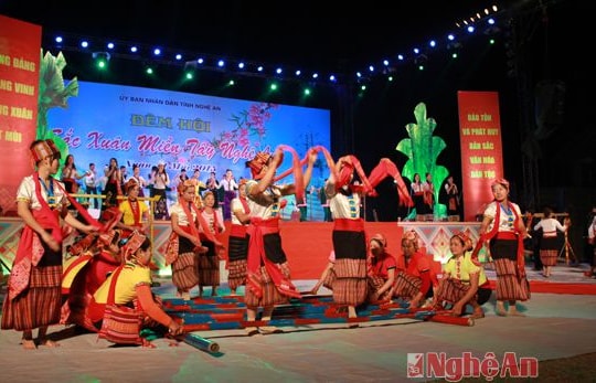 Lung linh Đêm hội sắc xuân miền Tây Nghệ An