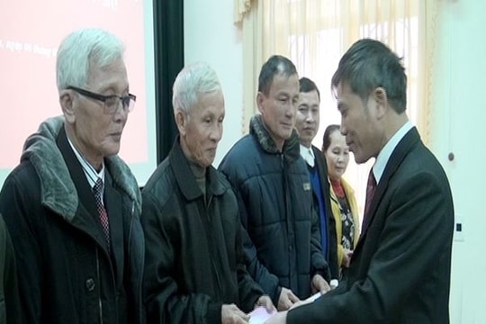 Tặng quà các gia đình CBCS làm nhiệm vụ bảo vệ chủ quyền biển đảo