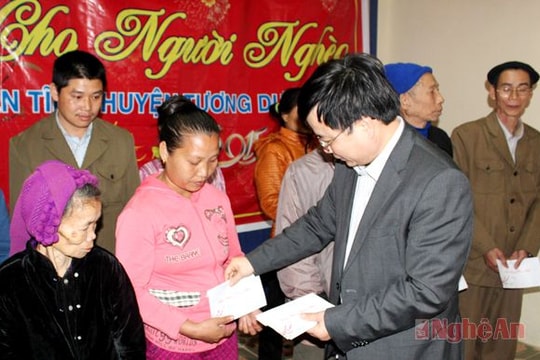 Sở Y tế thăm và tặng quà tết cho người nghèo ở xã Yên Tĩnh
