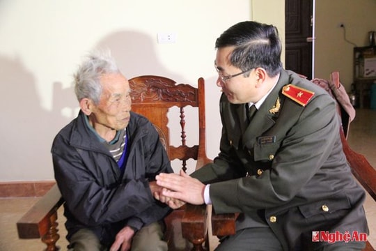 Thăm, tặng quà chúc Tết gia đình chính sách tại Nghi Lộc