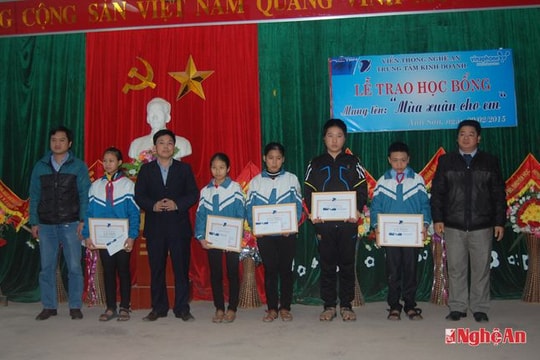 VNPT Nghệ An: Trao học bổng "Mùa xuân cho em"  tại Anh Sơn