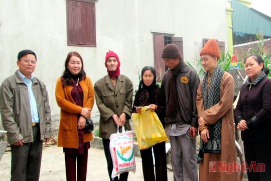Chùa An Thái trao quà tết cho hộ nghèo