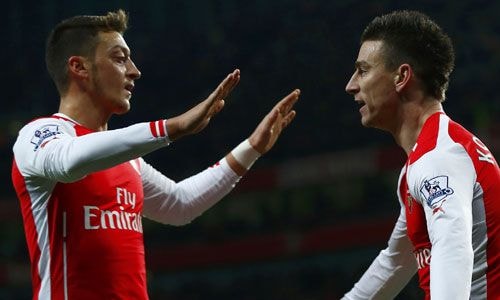 Ozil làm lu mờ Sanchez, Arsenal hất cẳng Man Utd khỏi top 4