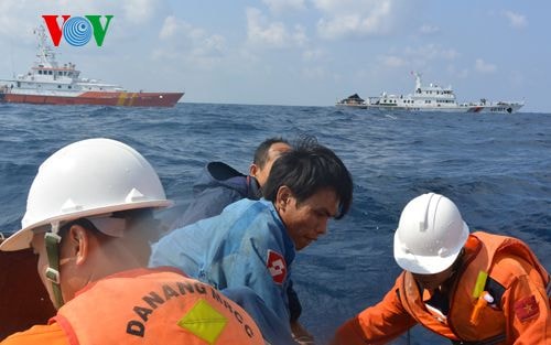 Giải cứu 11 thuyền viên bị chìm tàu trên vùng biển Hoàng Sa
