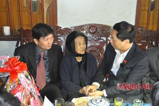 ĐBQH tặng quà Tết gia đình chính sách, hộ nghèo ở Đô Lương, Anh Sơn