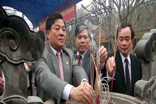 Lãnh đạo TPVinh: Dâng hương tại đền thờ Hoàng đế Quang Trung, nghĩa trang LS