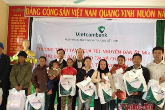 Chi nhánh Ngân hàng Vietcombank Trung Đô tặng 60 suất quà cho hộ nghèo