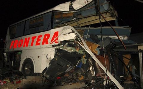 Mexico: Tàu đâm xe bus gần 50 người thương vong