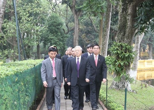 Tổng Bí thư Nguyễn Phú Trọng dâng hương tưởng niệm Bác Hồ