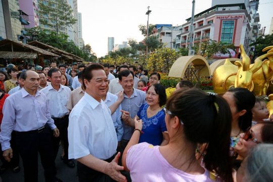 Thủ tướng Nguyễn Tấn Dũng thăm đường hoa tại TP Hồ Chí Minh