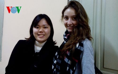 Sinh viên nước ngoài ăn Tết Việt: Để hiểu và yêu Việt Nam hơn