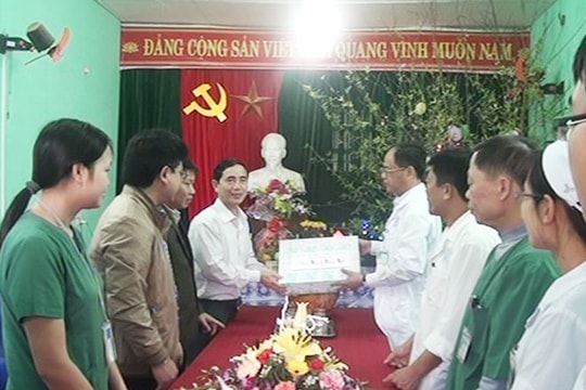 Nghĩa Đàn chúc tết, động viên các đơn vị, cơ quan trực Tết