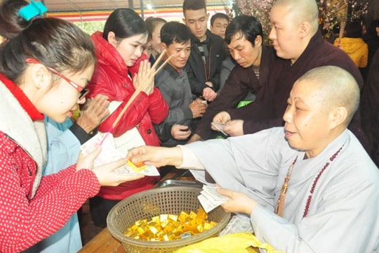 Viếng chùa Cần Linh ngày Mồng 1 Tết