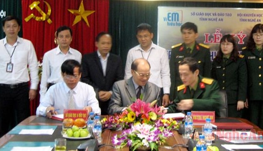 Lễ ký kết triển khai chương trình "Vì em hiếu học"