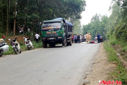 Xe tải va chạm xe máy, 1 thiếu nữ tử vong