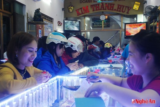 Cuối giờ chiều, người dân vẫn chen chúc mua vàng ngày Thần Tài