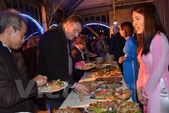 Rộn ràng "Tết làng tôi" của cộng đồng người Việt Nam tại Pháp