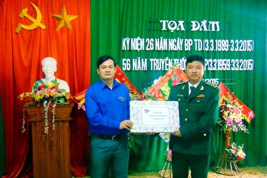 Huyện đoàn Quế Phong chúc mừng Đồn Biên phòng Tri Lễ
