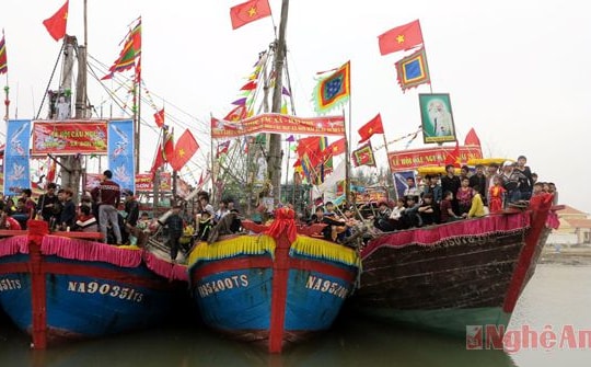 Hàng ngàn người tham gia rước kiệu tại lễ hội cầu ngư ở Quỳnh Lưu