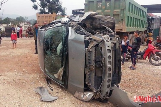 Tránh xe tải đỗ bên đường, xe con bị lộn vòng trên quốc lộ