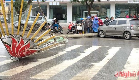 Xe Kia Morning đâm đổ cột điện