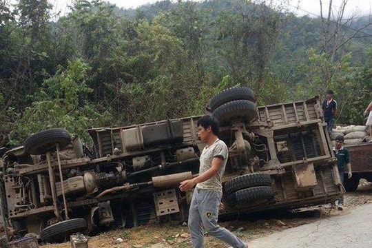 Xe tải chở vật liệu lật nghiêng ở Dốc Chuối
