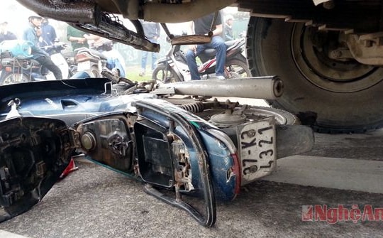 Xe "hổ vồ" cán qua người phụ nữ