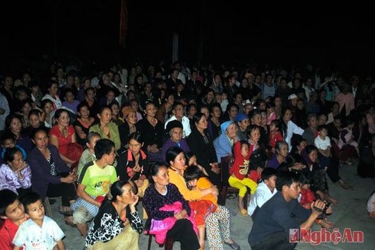 Đầu xuân say tuồng  Kẻ Gám