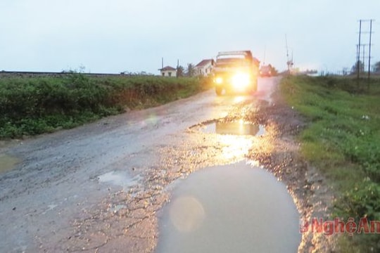 Quỳnh Lưu: Quốc lộ 48B nhiều đoạn biến thành… ao