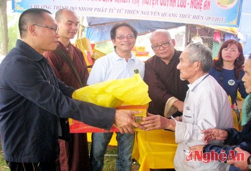 Nhóm phật tử từ thiện Nguyên Quang tặng quà người khiếm thị